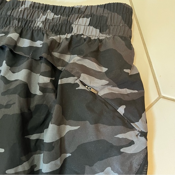 Athleta Small Printed Mesh Racer Run 4 Shorts Camo Lined Black Gray - Picture 3 of 4